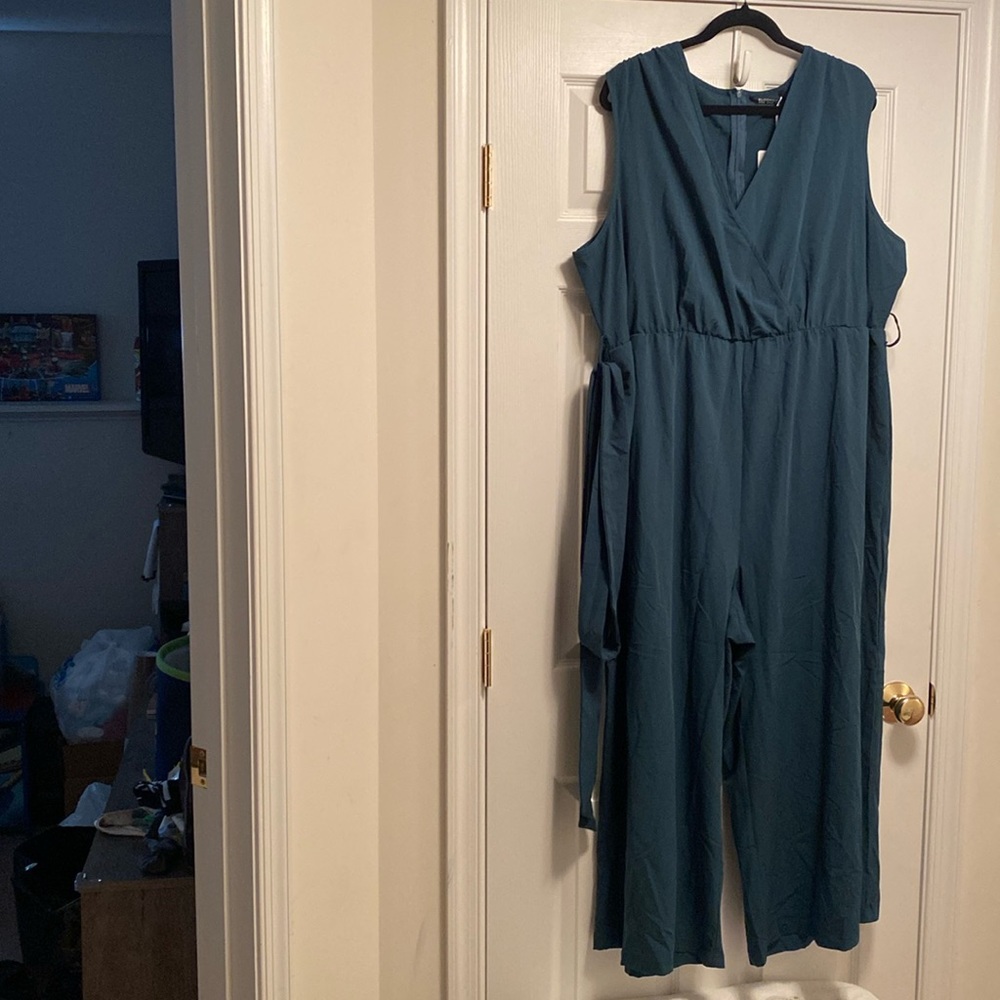 Brand New BloomChic Sleeveless Wide Leg Jumpsuit…size 22-24 - Picture 1 of 6